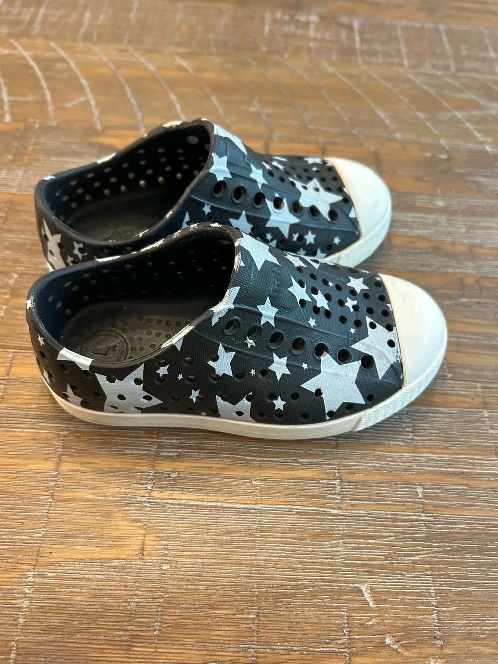 Native black star print water shoes kids 8
